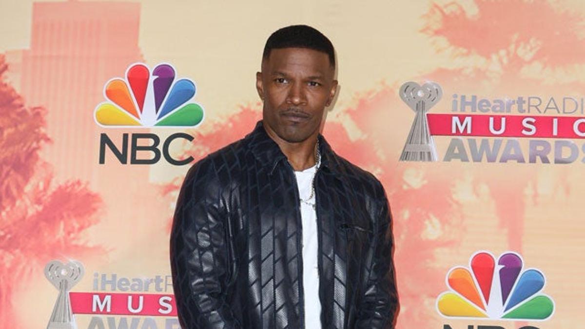 Jamie Foxx en la alfombra roja de los iHeartRadio Music Awards