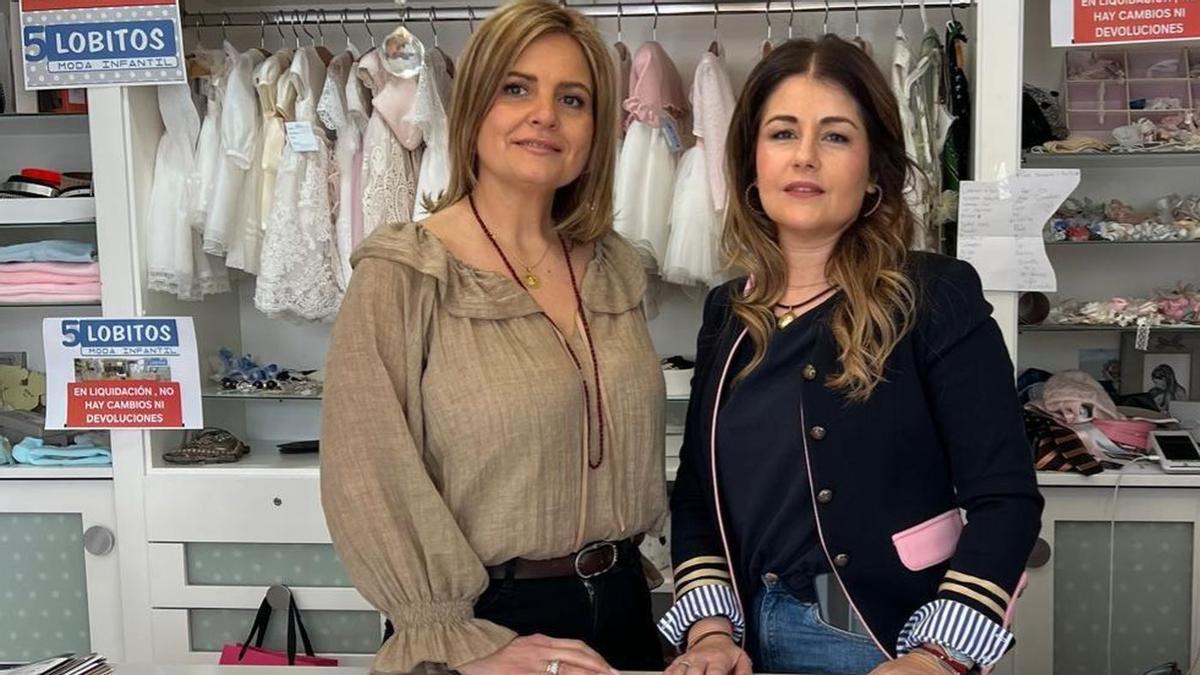 Ana y Susana, tras el mostrador de la tienda, agradecen los mensajes de cariño recibidos por parte de sus clientes.