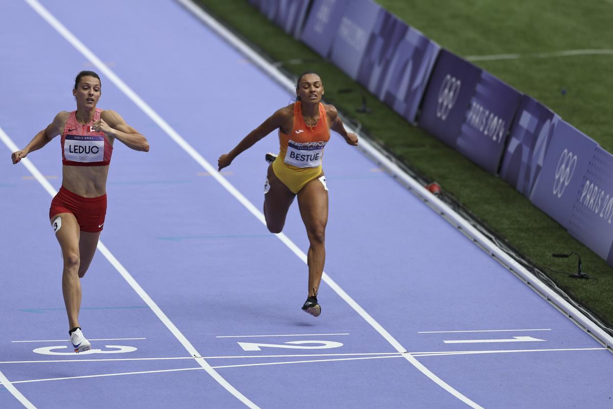 La atleta española Jael Bestue (d) compite en la cuarta serie de los 200m femeninos en los Juegos Olímpicos de París 2024 en el Estadio de Francia, este domingo, en la capital gala.
