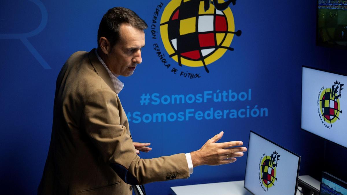 Clos Gómez, en la sala VAR de la Federación Española