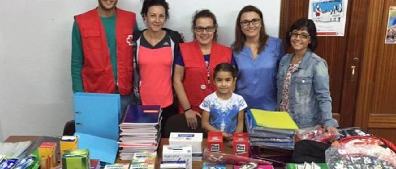 La comisión de fiestas de Moixent dona material escolar a Creu Roja