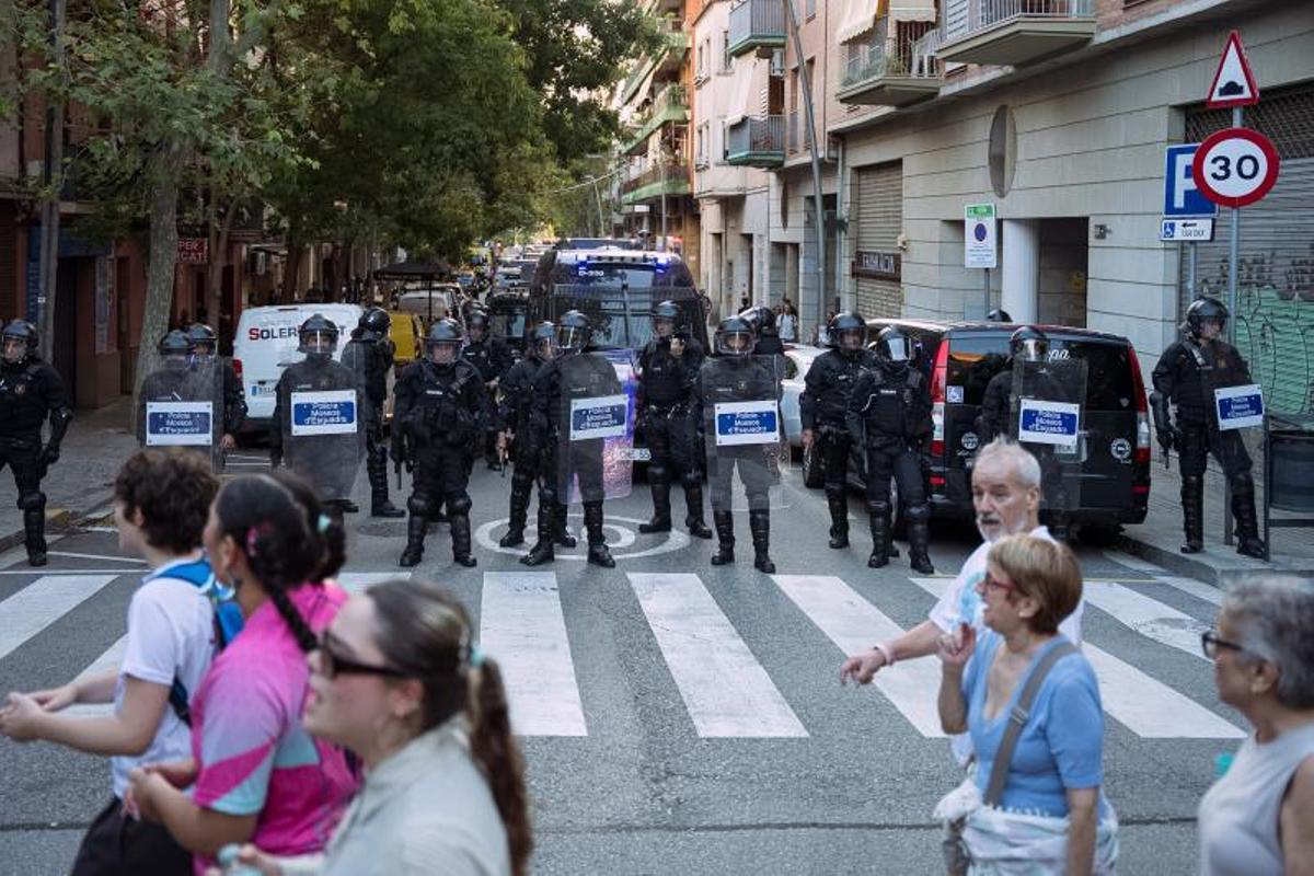 Un cordón policial impide el paso a la plaza donde Vox ha convocado el acto con Santiago Abascal.