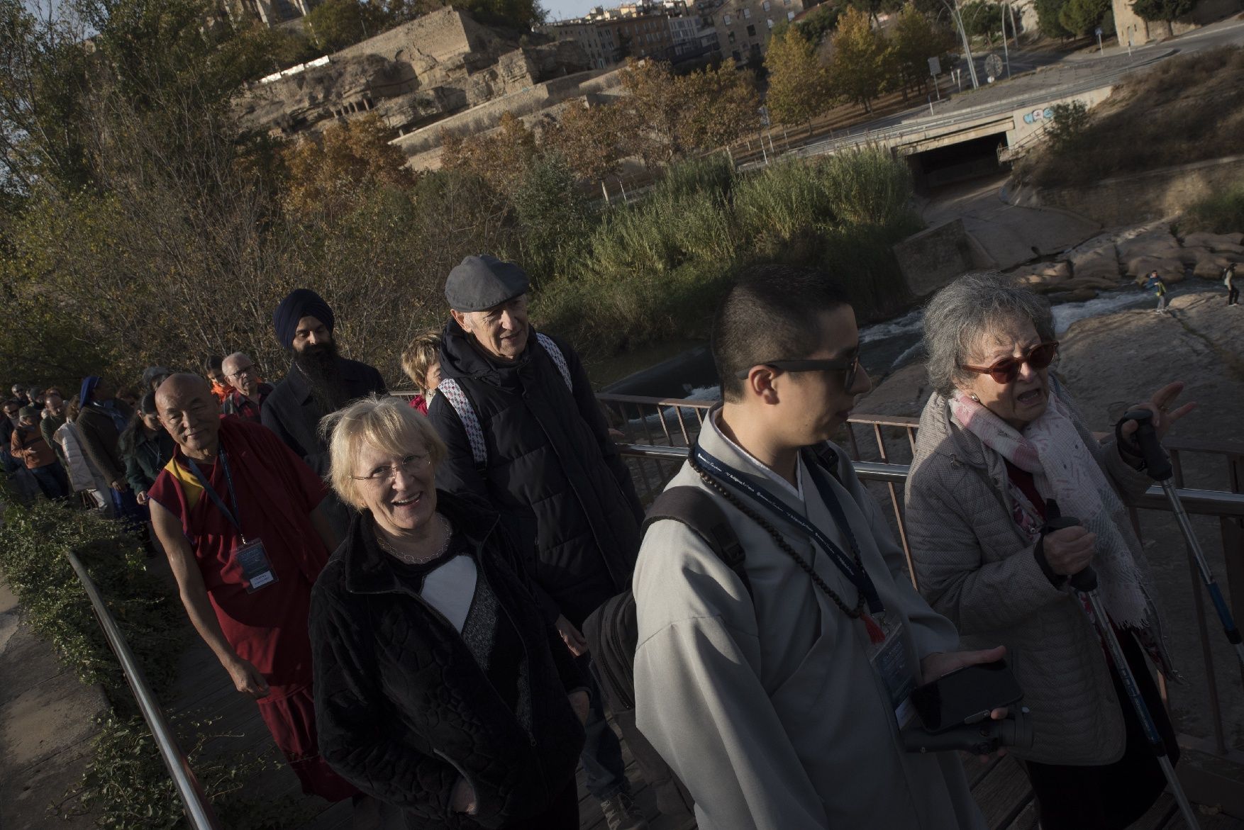 Un centenar de persones pelegrinen de Santa Caterina fins a la Cova per obrir el Fòrum Cruïlla de Camins