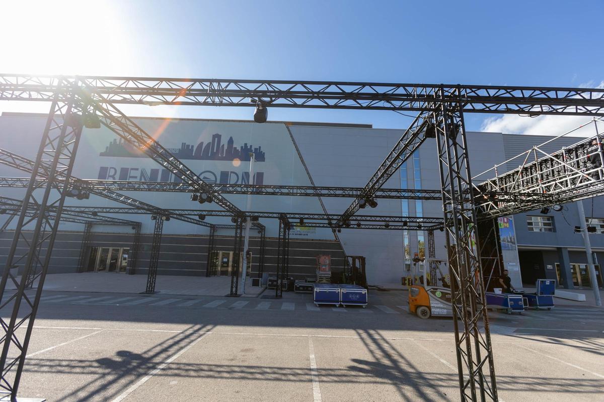 Así es el montaje de la zona "gastro" del Benidorm Fest y los exteriores del Palau