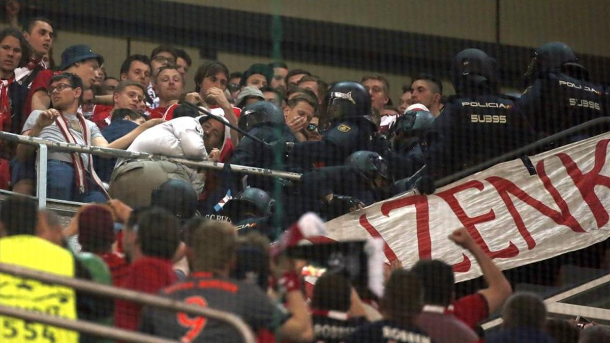 La policía cargó contra los aficionados del Bayern durante el partido del martes en el Bernabéu