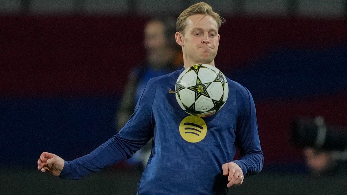 De Jong calentando antes del partido ante el Brest