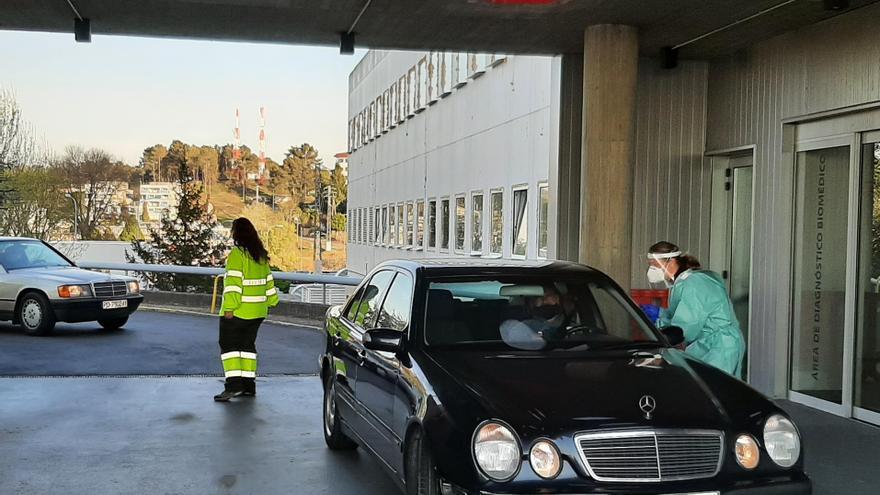 Cribado masivo ayer en el Hospital Meixoeiro, al que estaban convocados vecinos de Cangas y Moaña. / D.G.P.