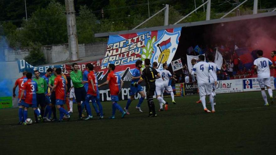 Los jugadores de Langreo y Alcalá se saludan antes de comenzar el encuentro.