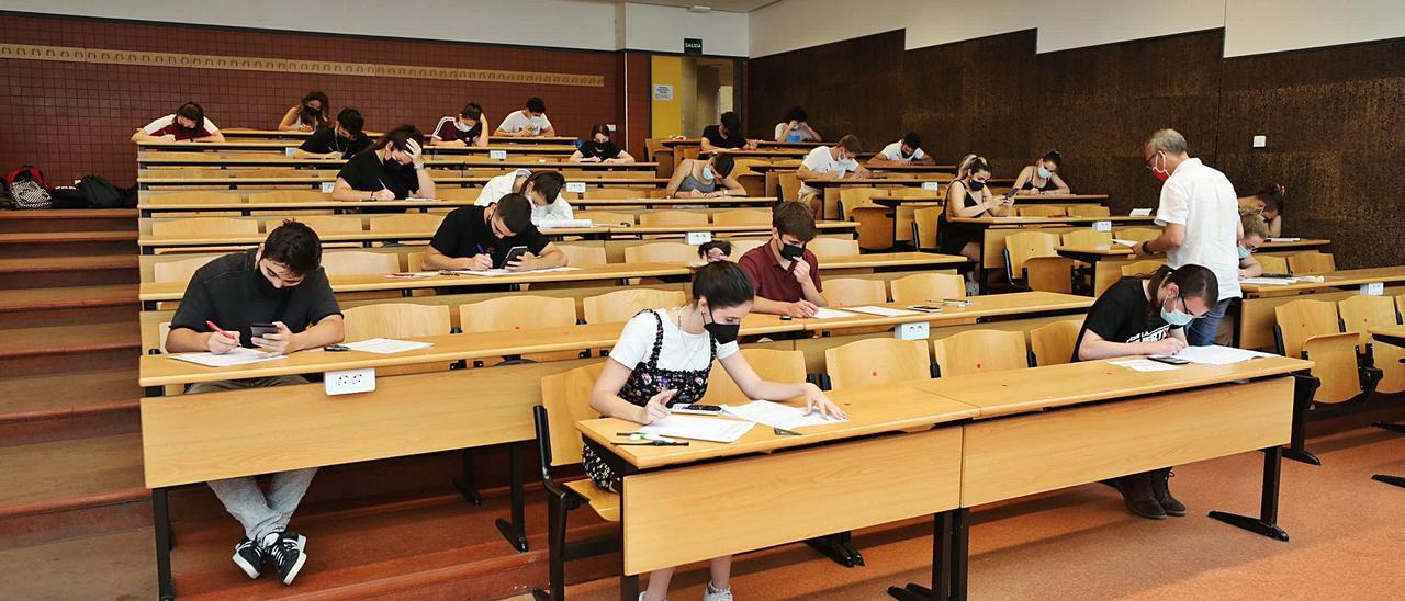 Estudiantes realizan, recientemente, un examen en las instalaciones del campus de Elche de la Universidad Miguel Hernández. | ANTONIO AMORÓS