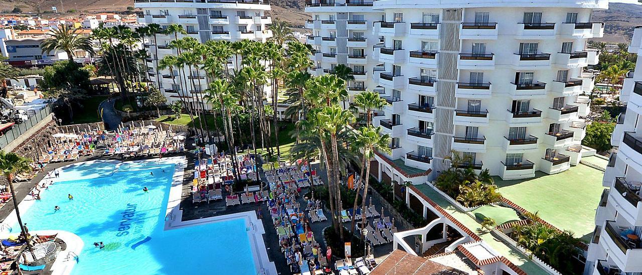 Vista aérea de un hotel en el enclave turístico grancanario de Playa del Inglés. | | SANTI BLANCO