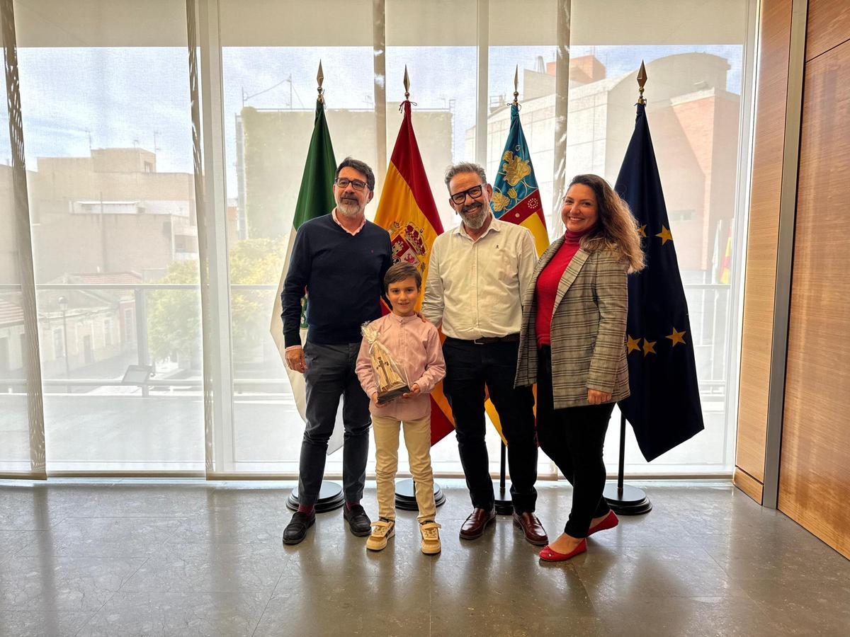 El Niño Sant Vicent, con el alcalde, el edil de Fiestas y una representante de la comisión municipal de fiestas