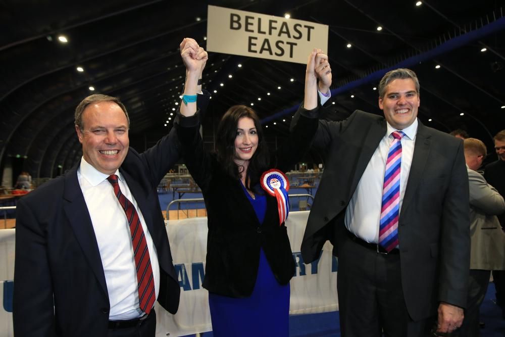 Tres diputados electos del Partido Unionista Demócrata (DUP), Nigel Dodds, Emma Little Pengelly y Gavin Robinson, celebran después de que Pengelly ganara el asiento de Belfast del Partido Social Demócrata y Laborista (SDLP), en un centro de conteo en Belfast Irlanda del Norte, Gran Bretaña.