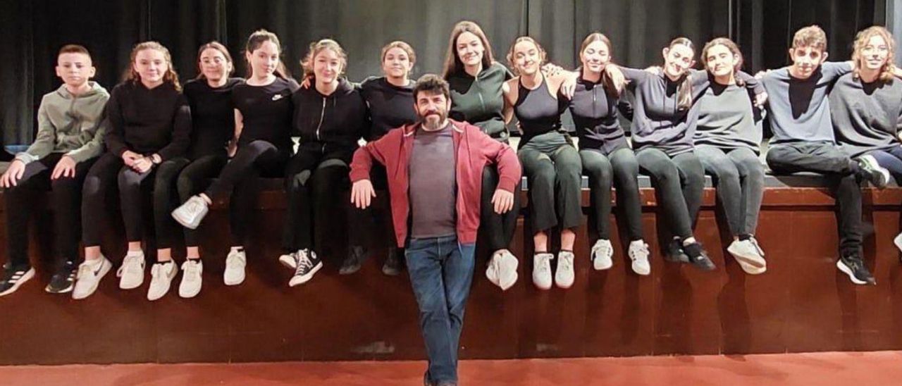 Antonio Oliveira, rodeado de sus actores y actrices del grupo de teatro escolar Zarandaja. | A. G. (ARCHIVO)
