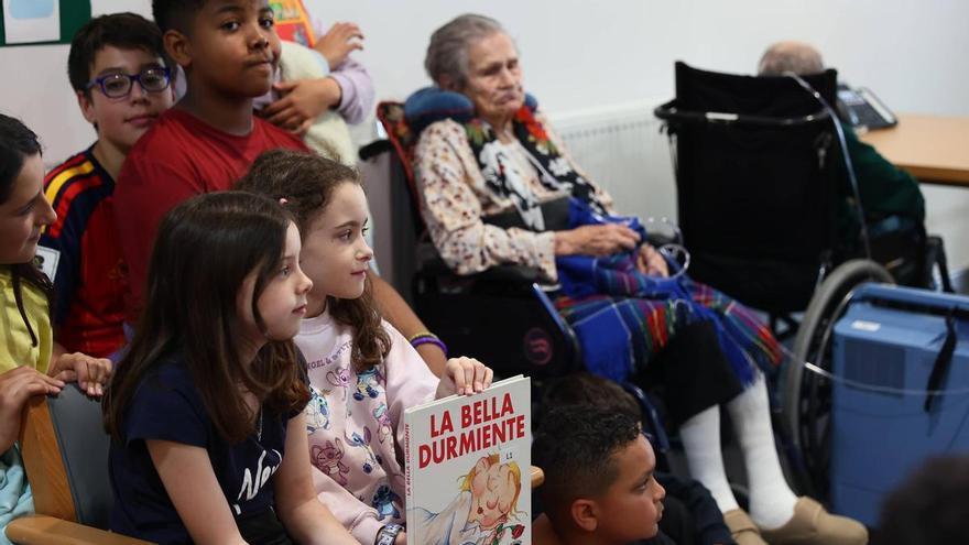 Libros para unir generaciones: los alumnos del Parque infantil hacen un cuentacuentos con los mayores de la residencia del Naranco