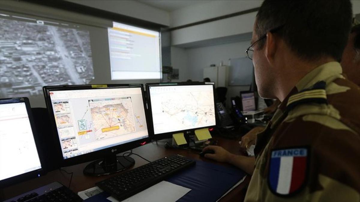 Un soldado francés ante una pantalla de control en una base militar del golfo Pérsico, este martes.