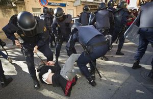 Incidents entre la policia i estudiants a València per la detenció ahir de vuit joves durant una manifestació per les retallades educatives.