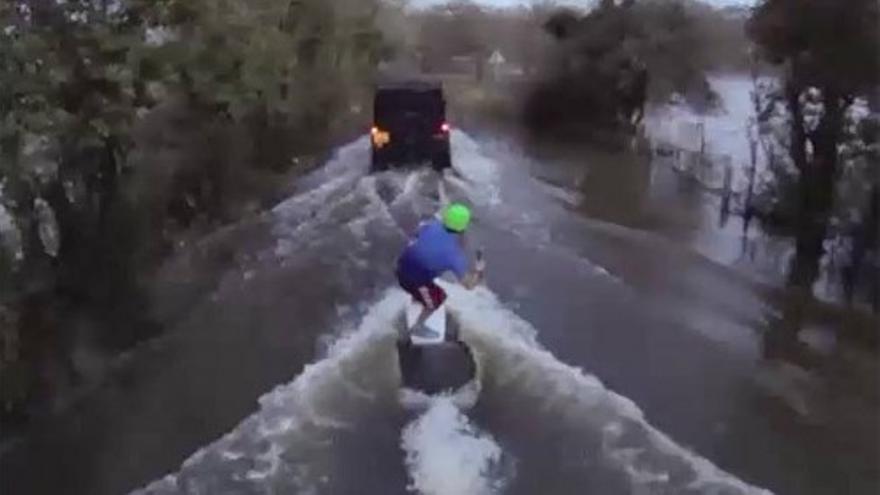 Esquí acuático en una carretera inundada