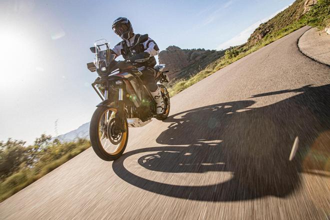 Maletas, bolsas y más: los accesorios que pueden hacer más fácil viajar en moto este verano