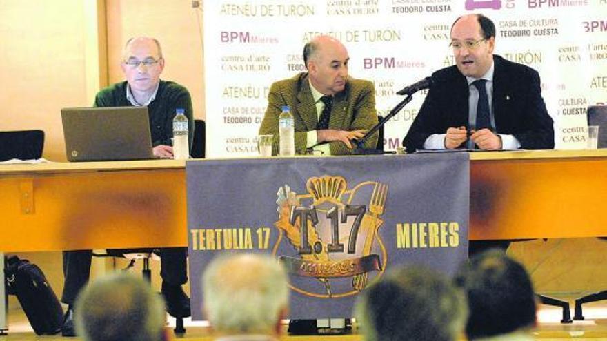 Por la izquierda, Jesús Barcelona, Ángel Baragaño (Tertulia-17) y Santiago Álvarez, en la Casa de Cultura de Mieres.