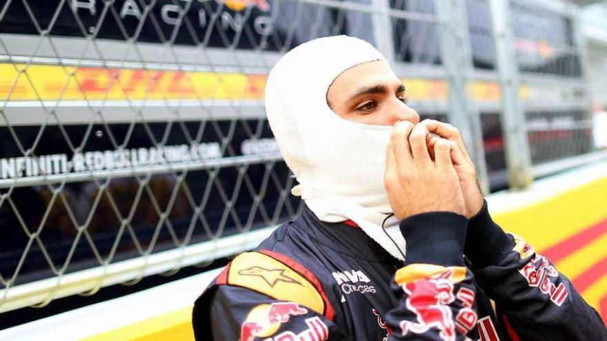 Carlos Sainz, tras retirarse ayer en el Gran Premio de Rusia.