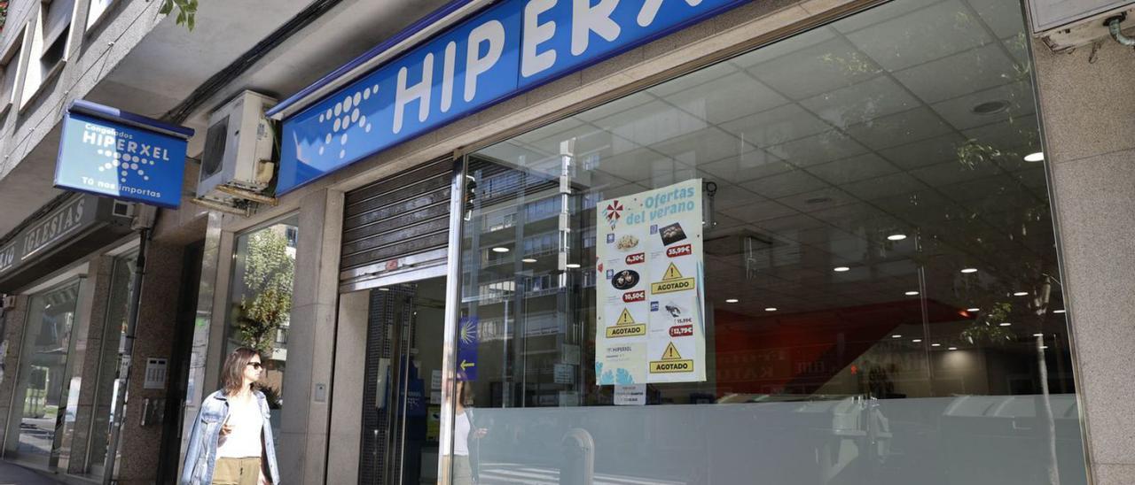 Transeúnte, junto a una de las tiendas de Hiperxel en Vigo.