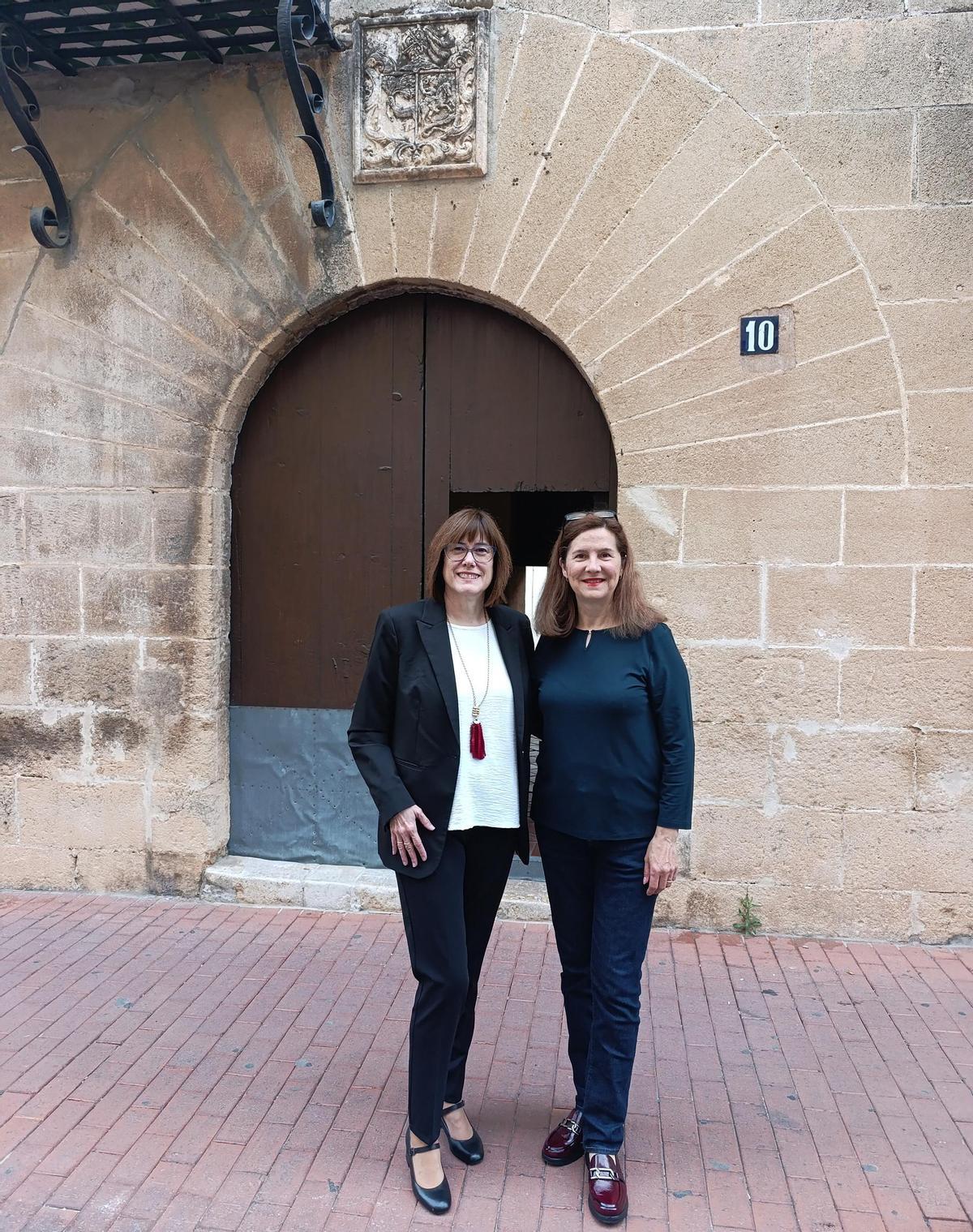Victoria Pujades, editora d’Edicions del Sud, amb Lourdes Boïgues i Chorro, guanyadora del II Premi de Novel·la Històrica «Cavall Bernat» 2026, davant la Casa Maians d’Oliva