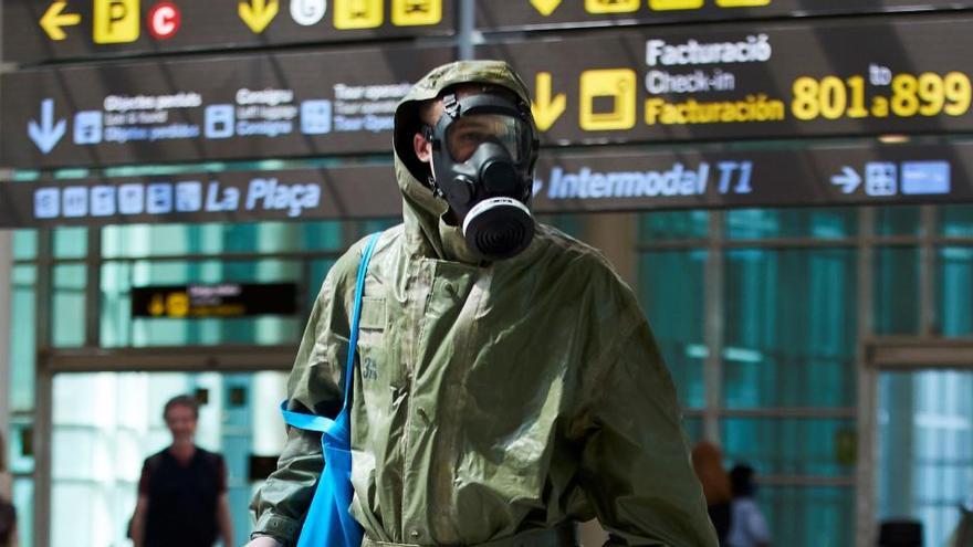 Un pasajero con una máscara de gas, este viernes en el aeropuerto de Barcelona.