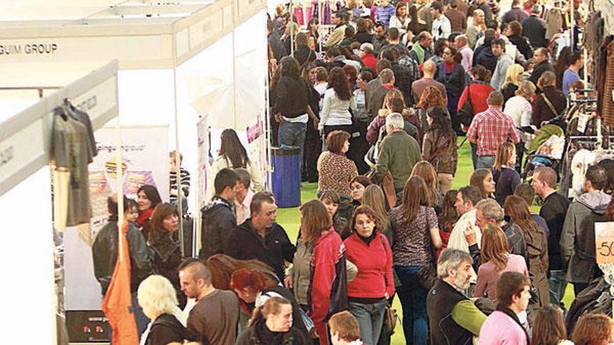 Imagen de la feria de liquidación de stocks, ayer por la tarde. // Marta G. Brea