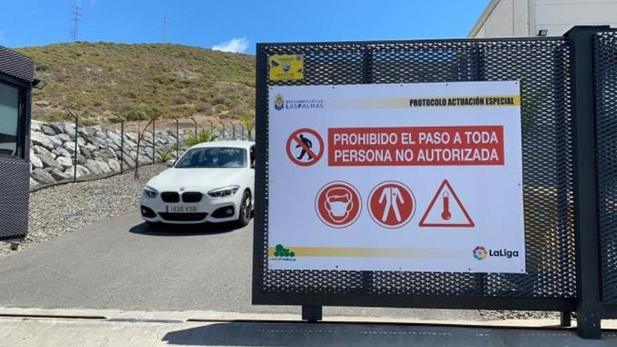 Foto de la entrada principal de Barranco Seco, con un cartel con las indicaciones sanitarias.