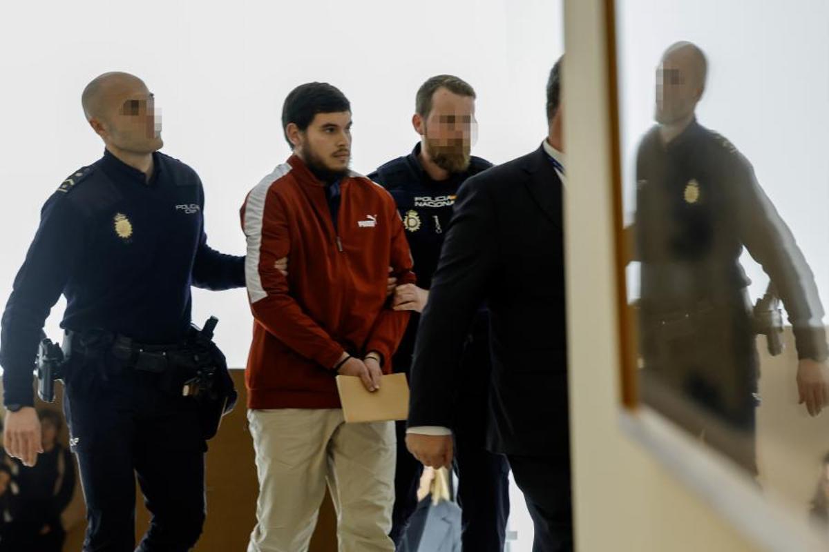 Mohamed Houli Chemlal uno de los terroristas de la ce´lula de Ripoll que atentó en Barcelona y Cambrils en 2017, concudido por la Policía en el Congreso de los Diputados en febrero de 2025.