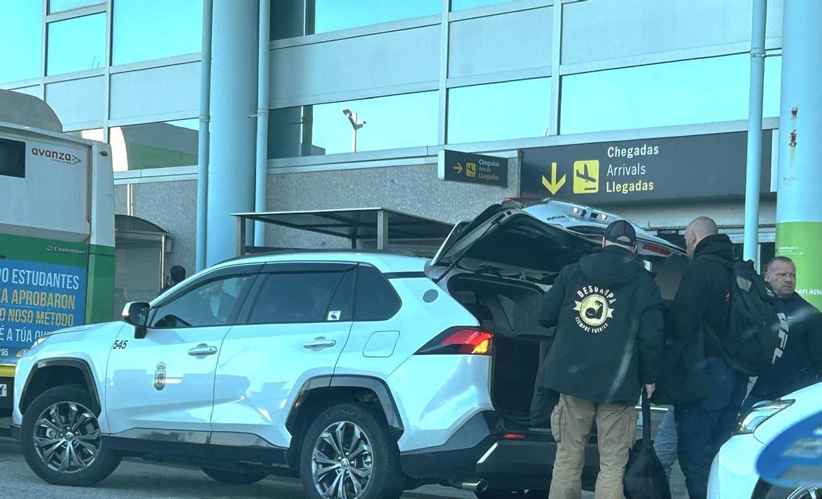 Dani Esteve y los miembros de Desokupa, en el aeropuerto de Vigo.