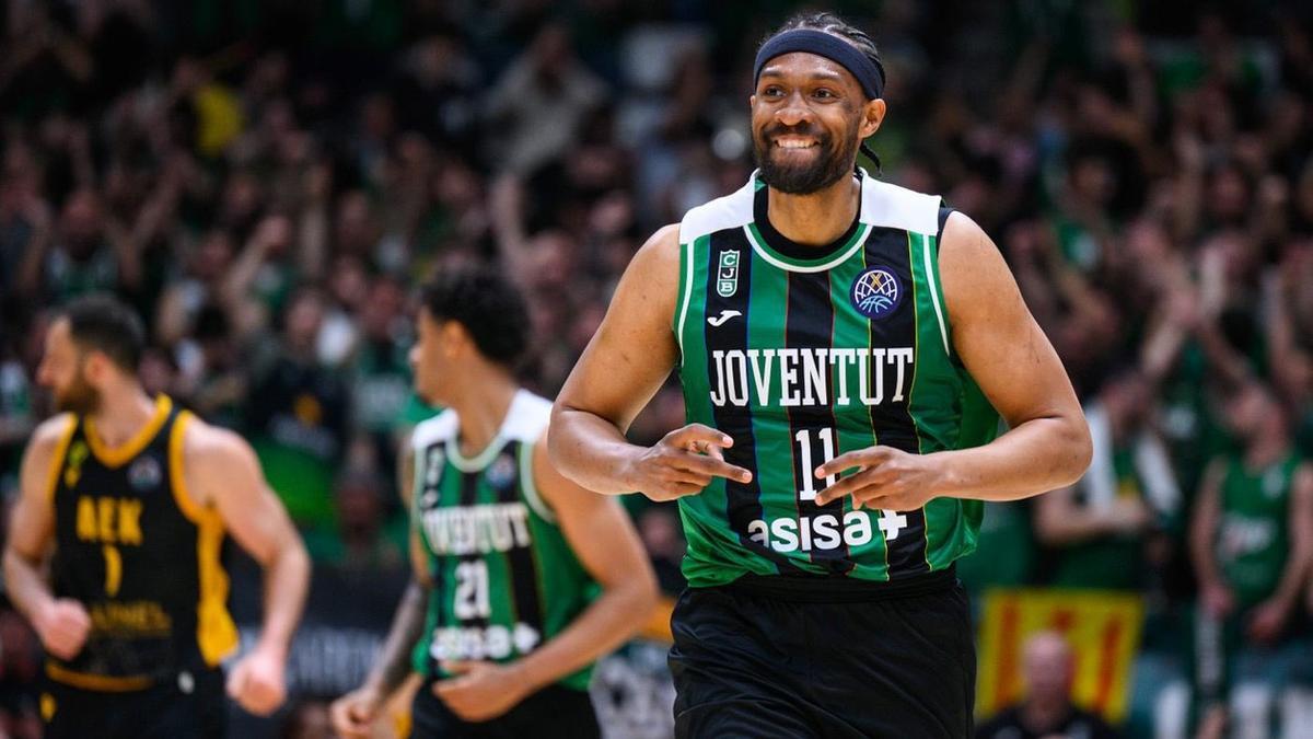 Parker, sonriente en primer plano, durante el partido contra el AEK en Badalona.