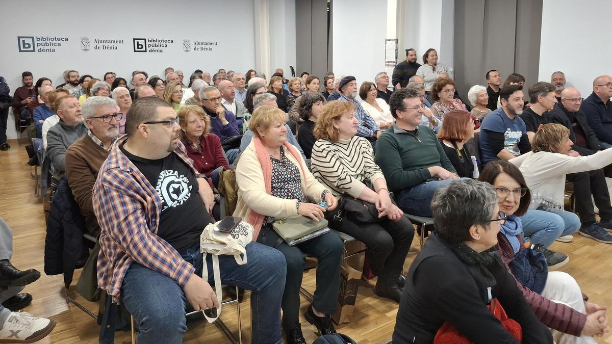 La biblioteca, repleta de público en la presentación de "El abismo del olvido"