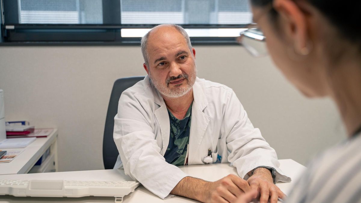 El Dr. Juan Miguel Rubio, especialista en Cirurgia Plàstica i Reparadora de la Clínica Sant Josep i membre del Comitè de Melanoma i Càncer Cutani al Servei d’Anatomia Patològica de la Fundació Althaia