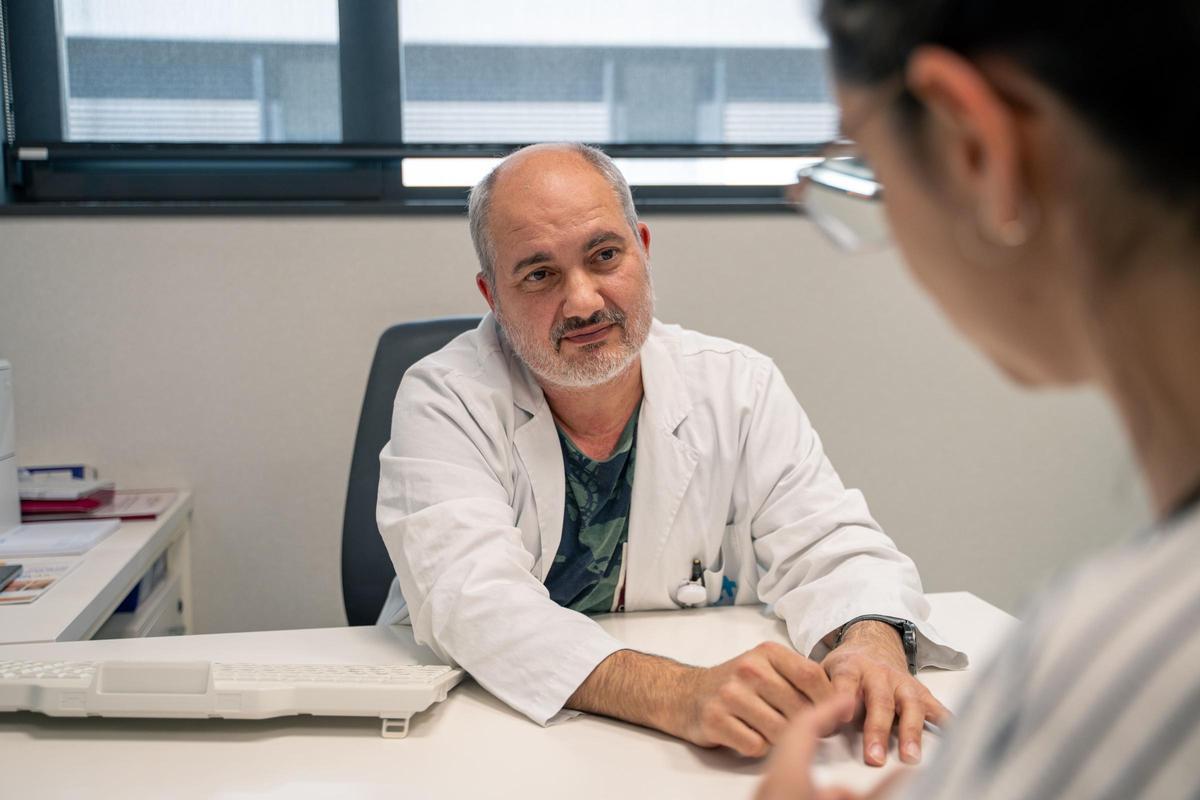 El Dr. Juan Miguel Rubio, especialista en Cirurgia Plàstica i Reparadora de la Clínica Sant Josep i membre del Comitè de Melanoma i Càncer Cutani al Servei d’Anatomia Patològica de la Fundació Althaia