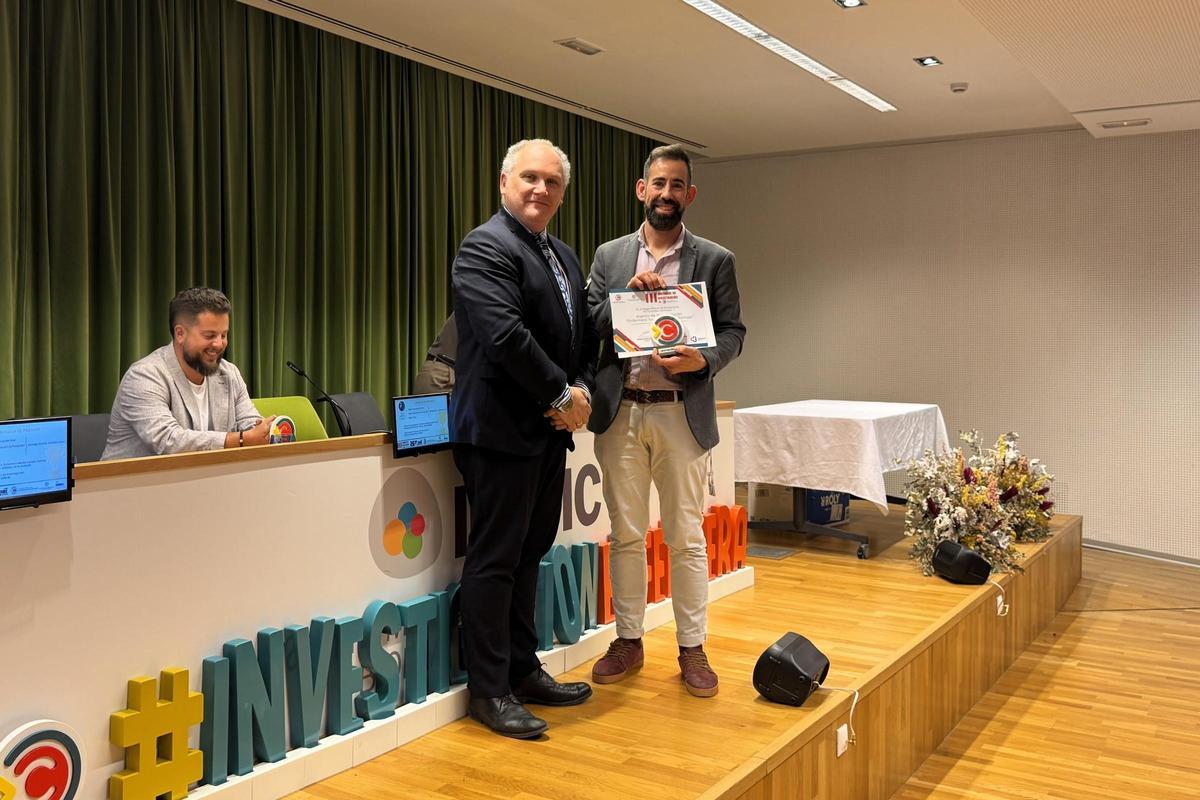 Pedro Arévalo recibe el premio del Colegio de Enfermería.