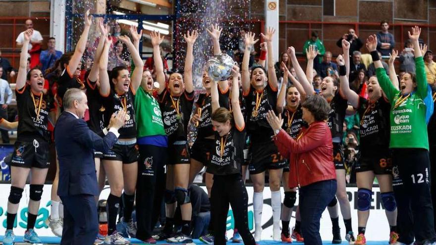 Francisco Blázquez y la alcaldesa Eva García de la Torre entregan el trofeo de campeonas al Bera Bera, ayer tras la final.