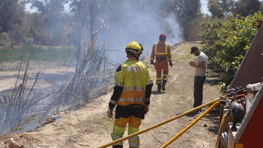 Els bombers sufoquen dos xicotets incendis forestals a Xàtiva