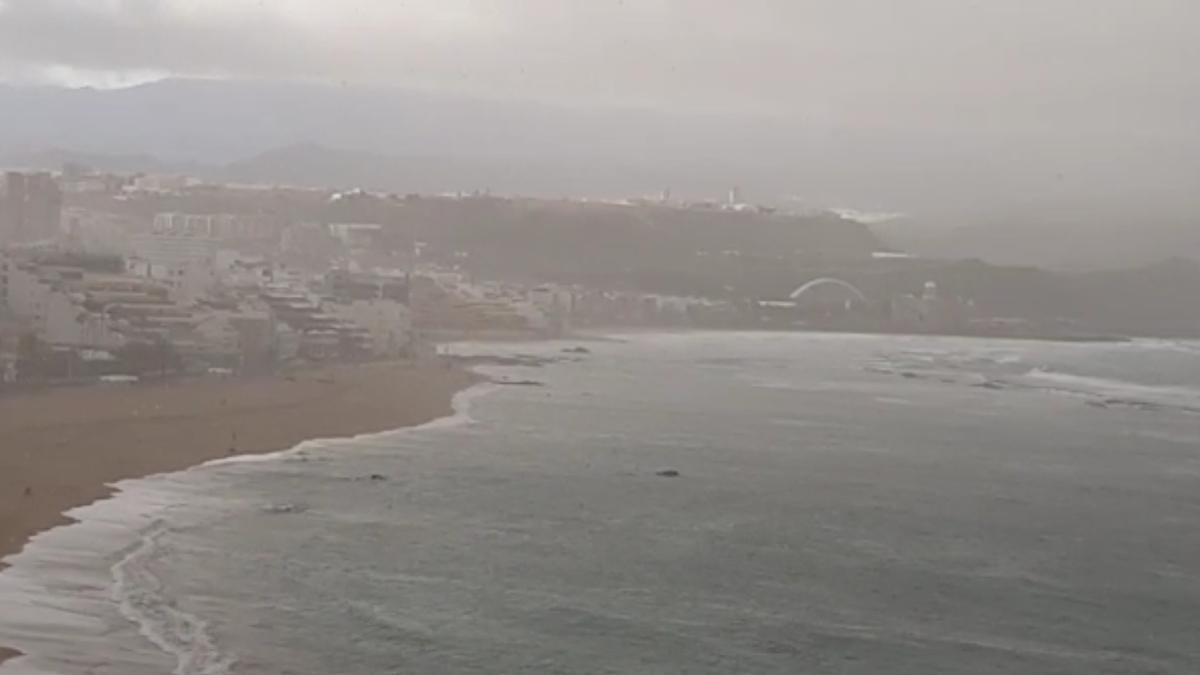 Lluvia en la playa de Las Canteras, en Las Palmas de Gran Canaria.