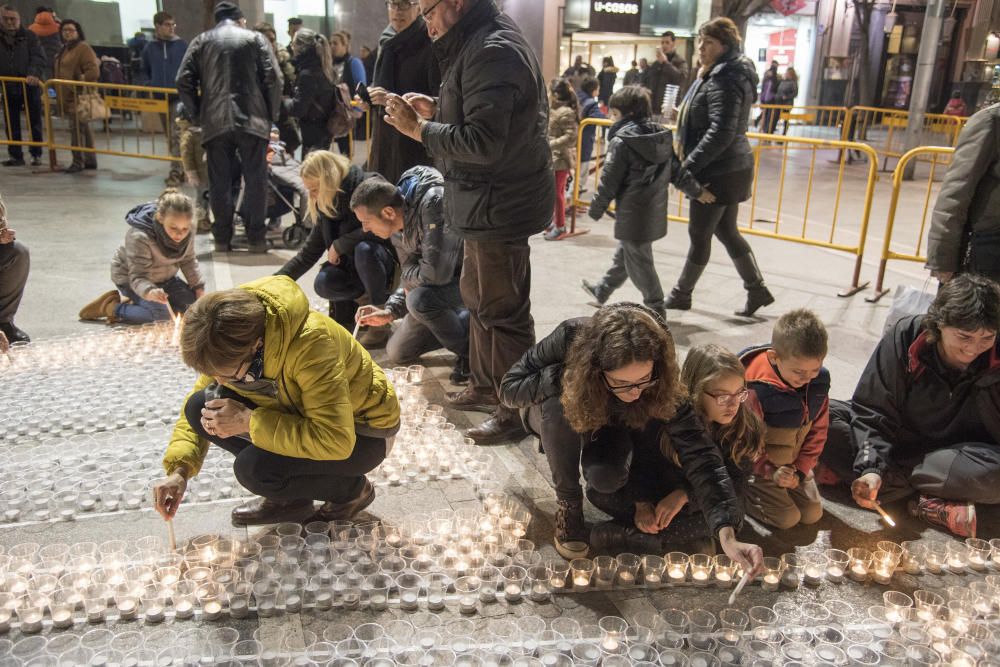 El centre de Manresa s''il·lumina amb 30.000 espelmes