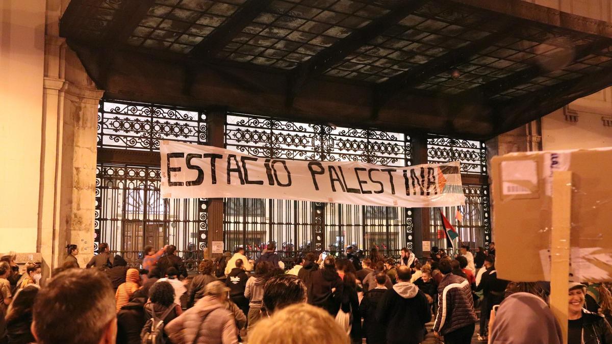 Manifestants contra els atacs d'Israel a Gaza a l'exterior de l'Estació de França /  Maria Asmarat