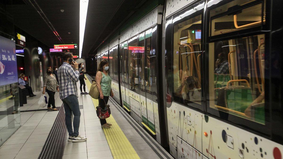 Varios viajeros suben al metro de Málaga.