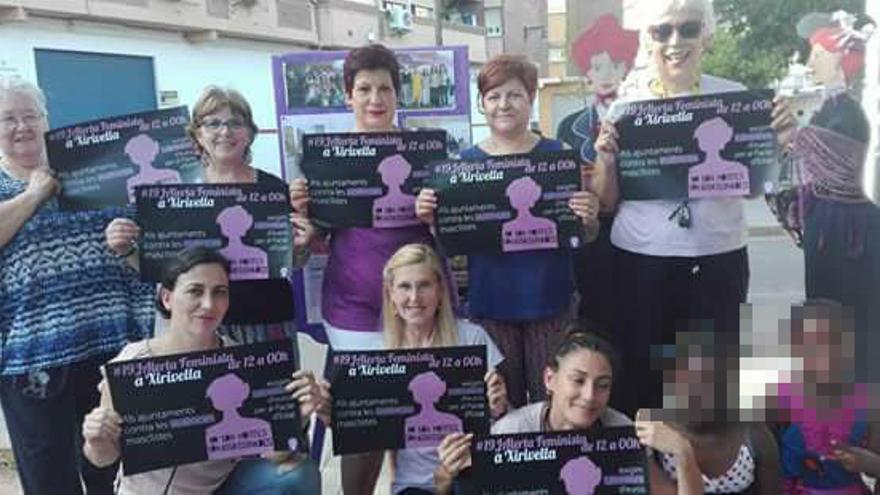 El Col·lectiu Victoria Sau de Xirivella con los carteles de la Alerta Feminista.