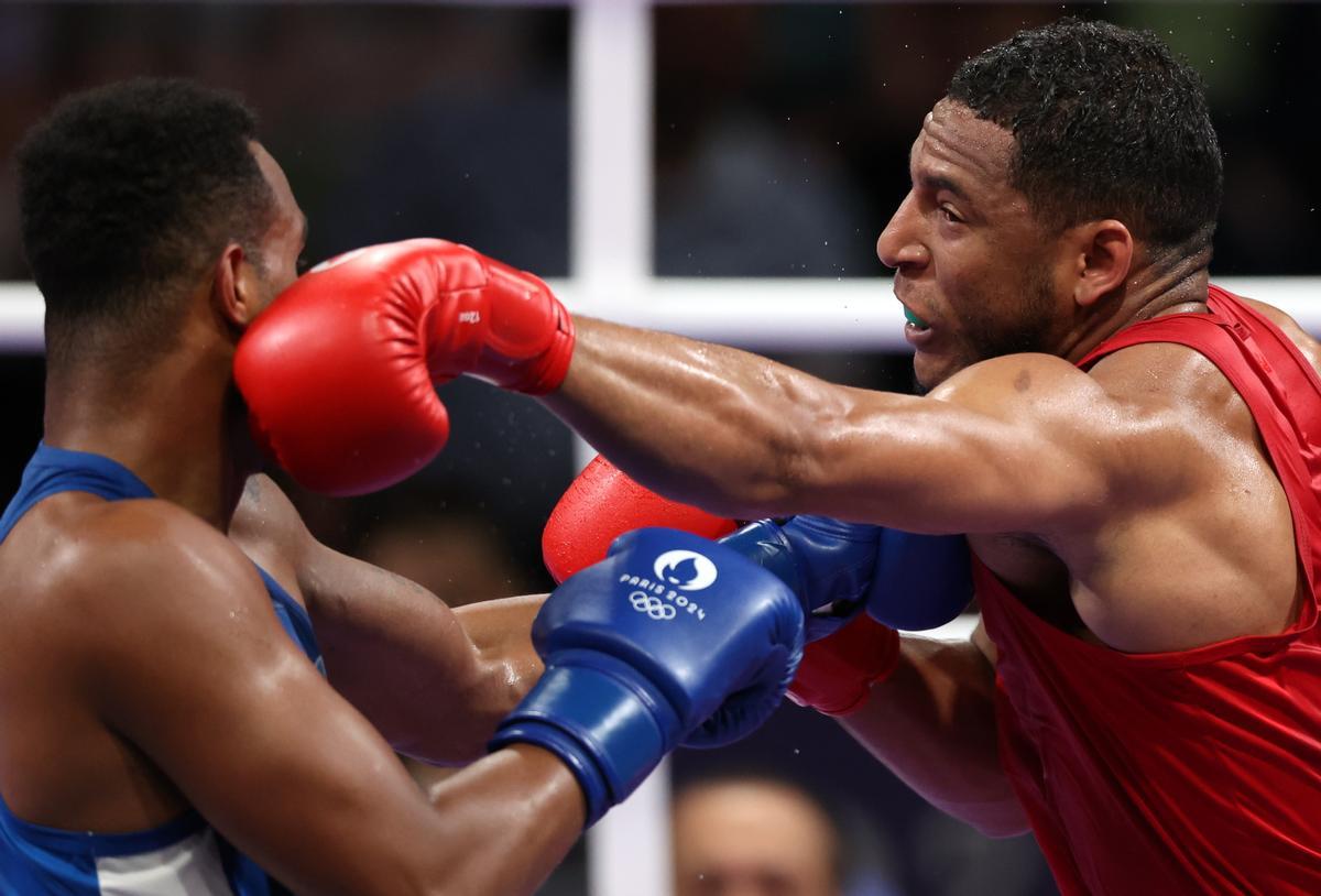 El boxeador azerbaiyano Loren Berto Alfonso Domínguez (azul) se enfrenta al español Enmanuel Reyes Pla (rojo) en su combate de semifinales de 92kg masculino de los Juegos Olímpicos de París 2024