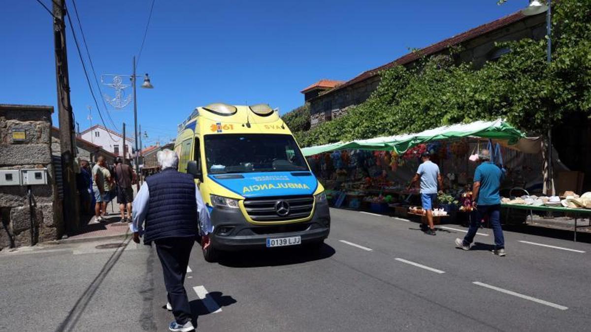Ambulancia del 061 durante una intervención en la comarca de O Salnés.