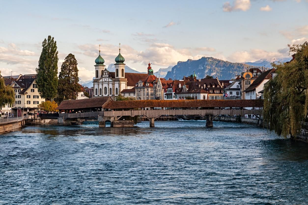 Vista del puente Spreuer y la iglesia de los Jesuitas en Lucerna