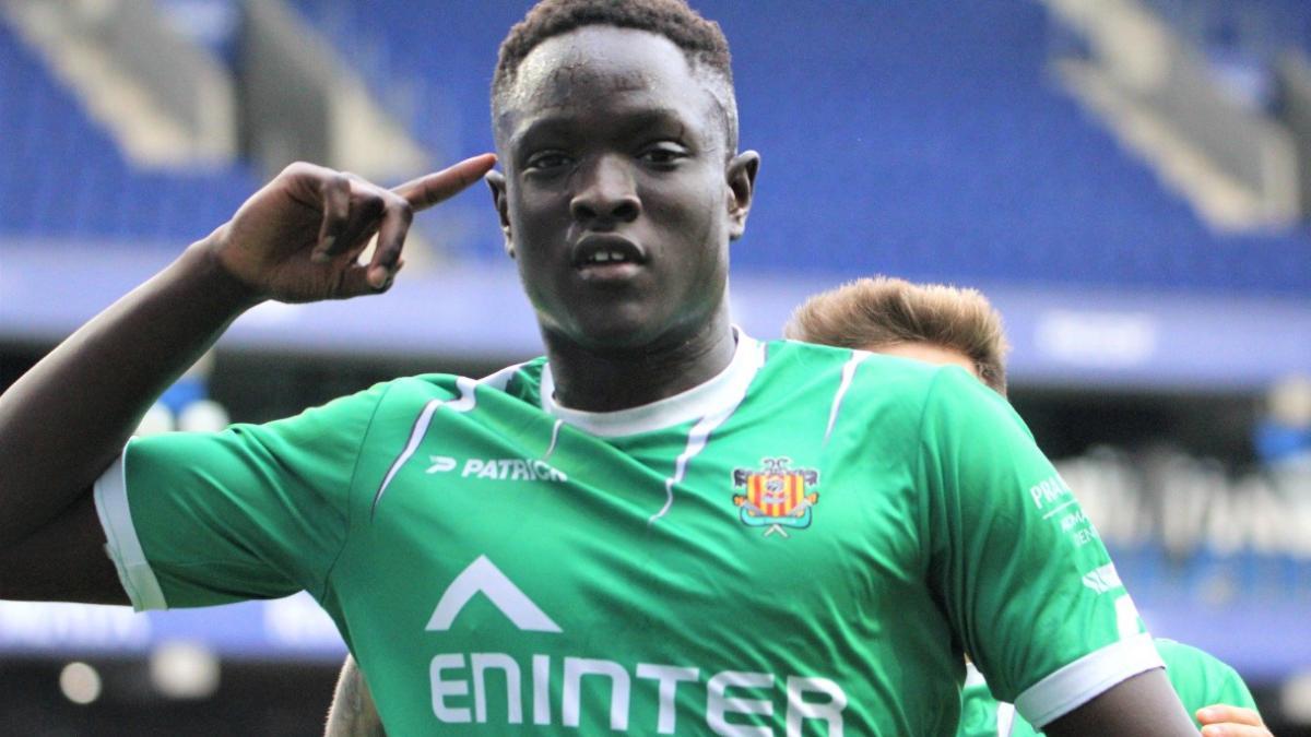 Mamor, jugador del Cornellà en la celebración del gol ante el Bilbao Athletic