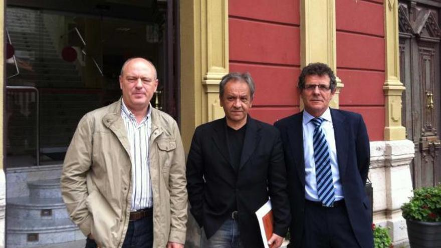 Villanueva, Martínez y Manuel García, directivo del Victoria, en Candás.