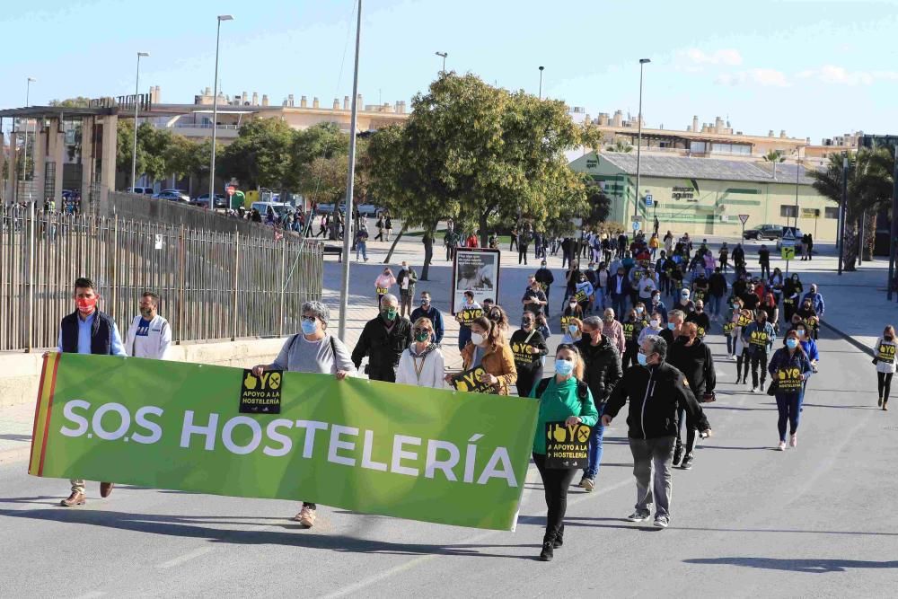 Hosteleros colapsan el centro de Lorca reclamando la apertura de sus negocios