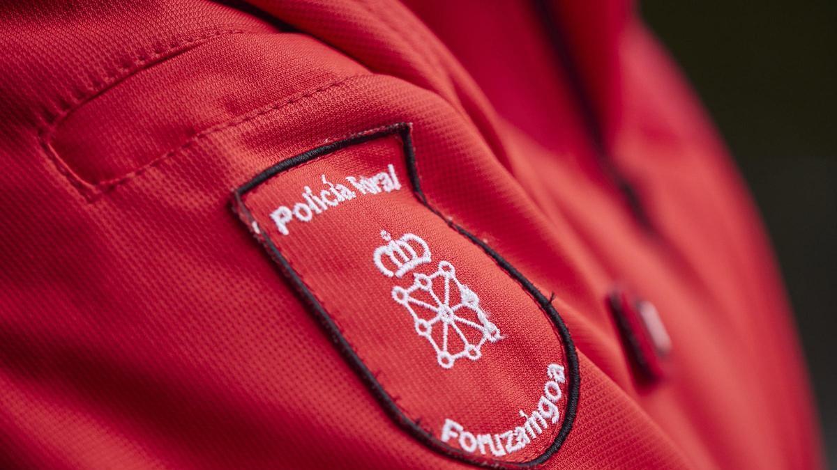 Archivo - Chaqueta de un agente de la Policía Foral.